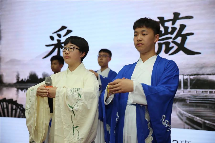 学生在清明诗会上演绎经典名篇