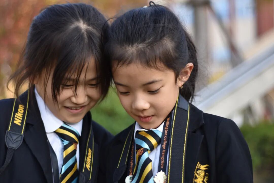 惠灵顿国际学校的校服照片