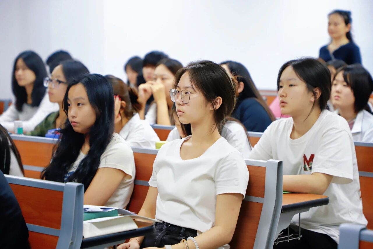 Catherine女士便以KCL的「历史基因」开篇-学生认真听讲