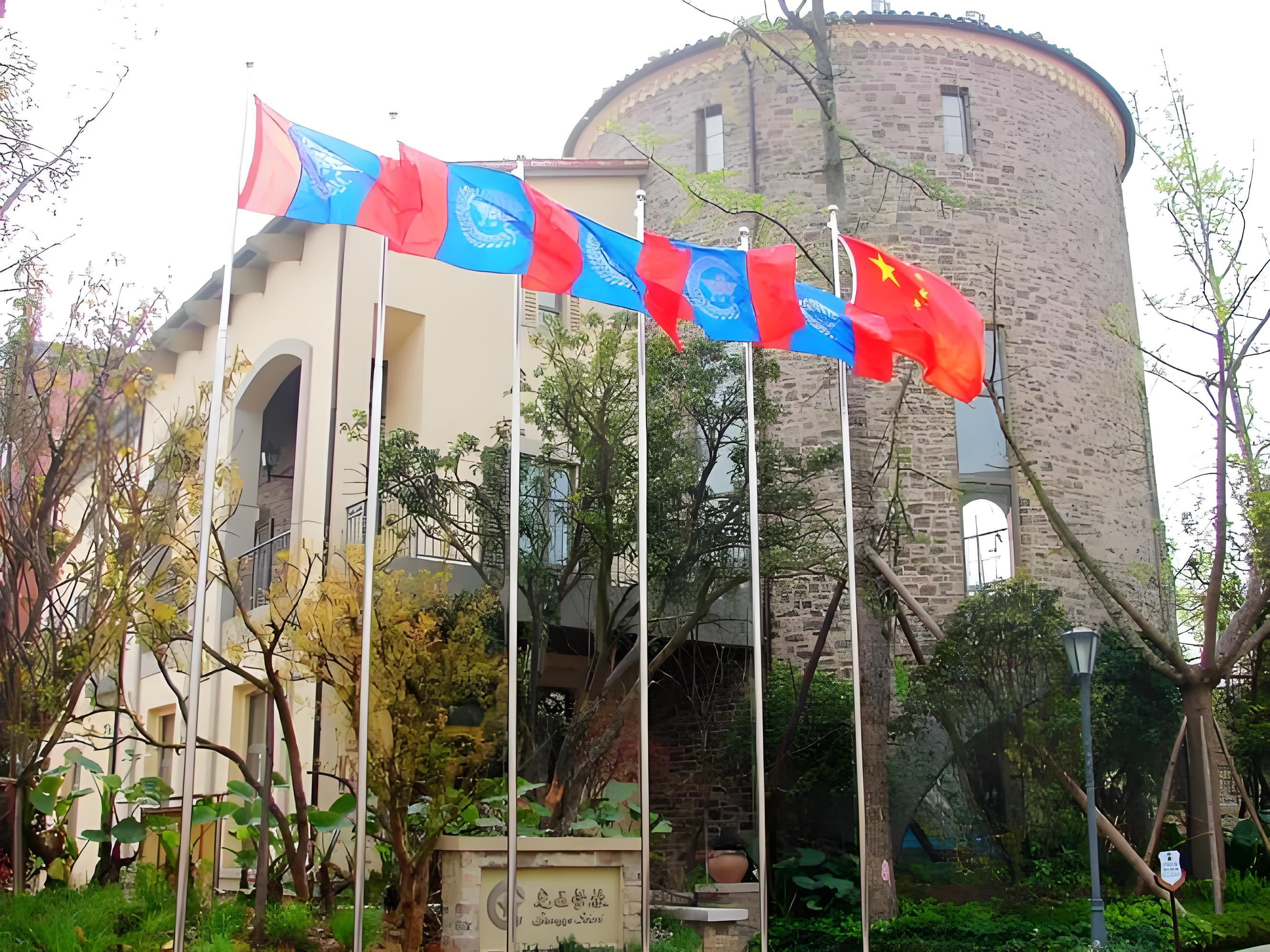 成都麓山光亚国际学校