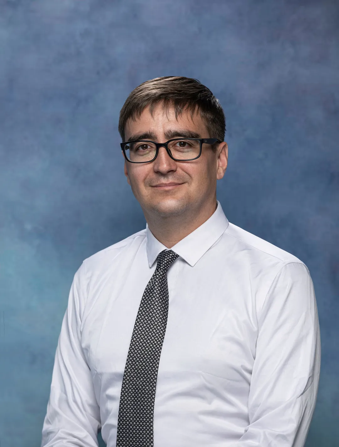 Mr. Sean以荣誉学生身份毕业于加拿大国王学院，主修经典教育