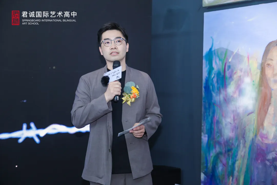 在“家”这个关键词的余韵中，一段家长寄语视频随即播放