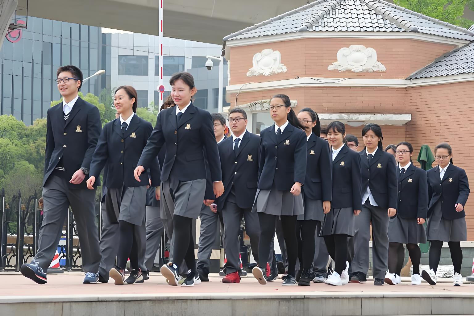武汉枫叶国际学校校服图片