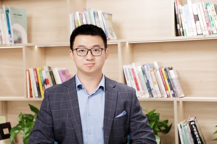 2025教育会客厅丨专访北京爱迪学校英国高中部教务长李伯乔_fororder_1