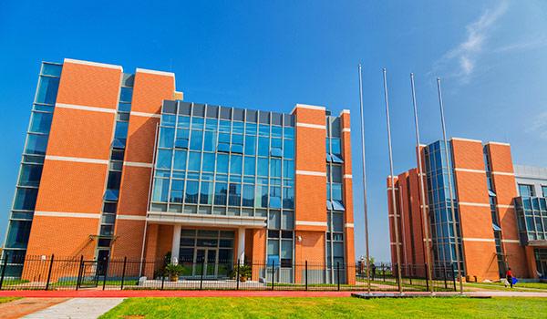 青岛圣大公学照片