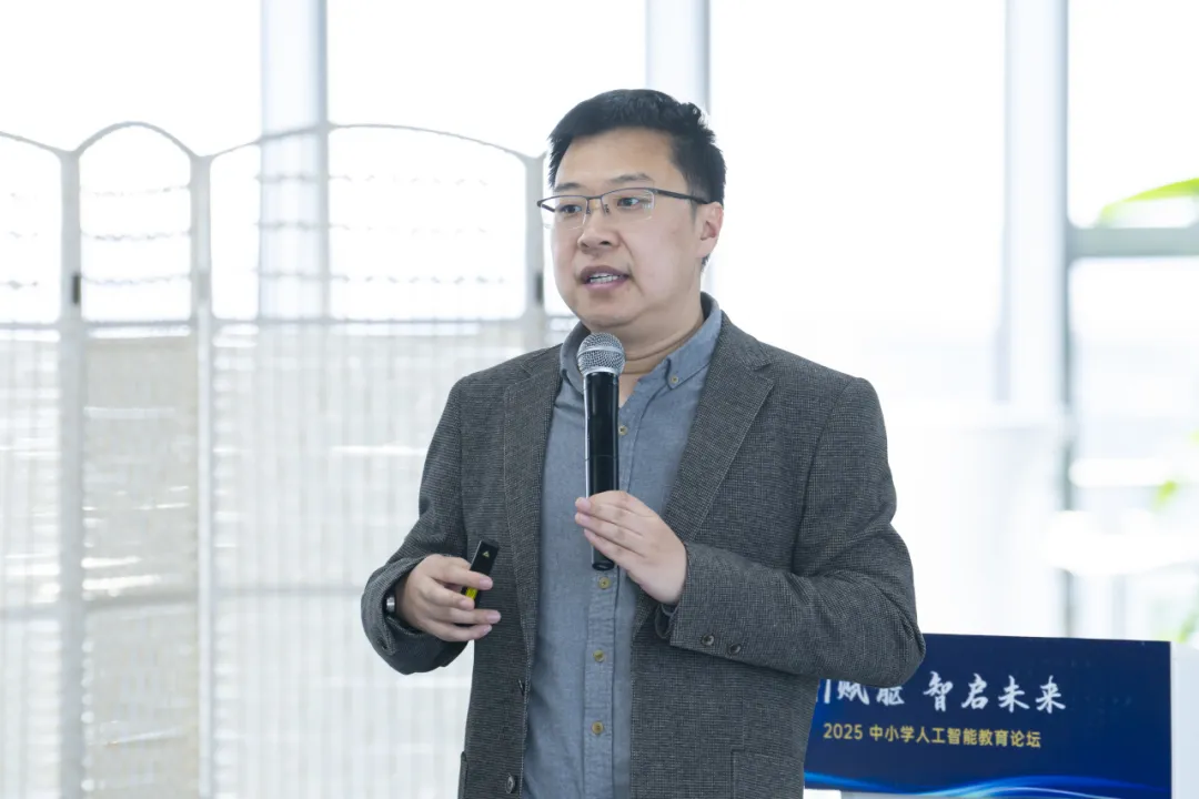 北京二中秉持“四个技术”和“五个重视”教育理念，围绕学生思维成长和素养提升开展教学