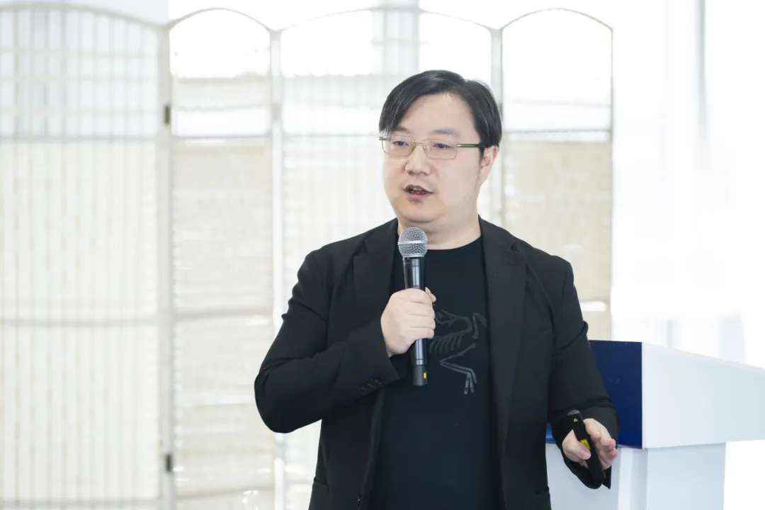 中国人生科学学会国际教育科学专业委员会副理事长，北京市新府学外国语学校联合创始人、校长姚宇堃在分享中展示了新府学教育范式融入人工智能新趋势