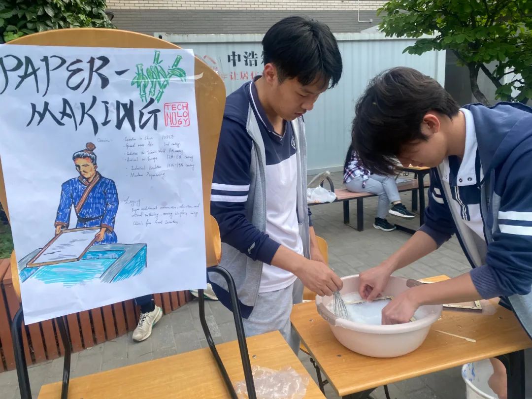 学生在“文化小使者”活动中展示自己感兴趣的传统文化
